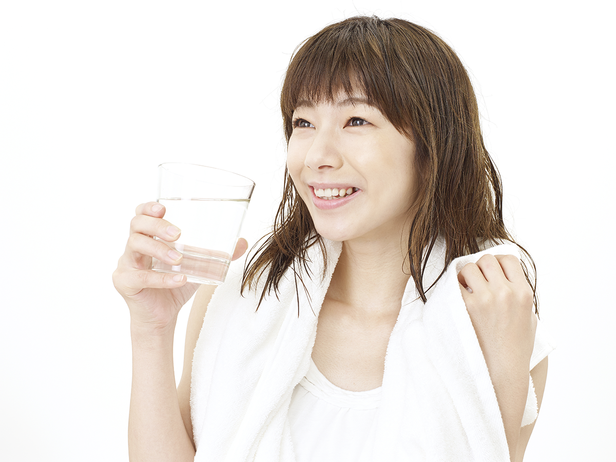 水を飲む女性